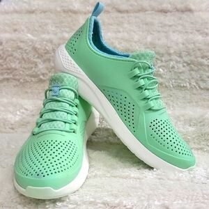 💙Crocs Unisex  Literide Pacer Sneaker size J6